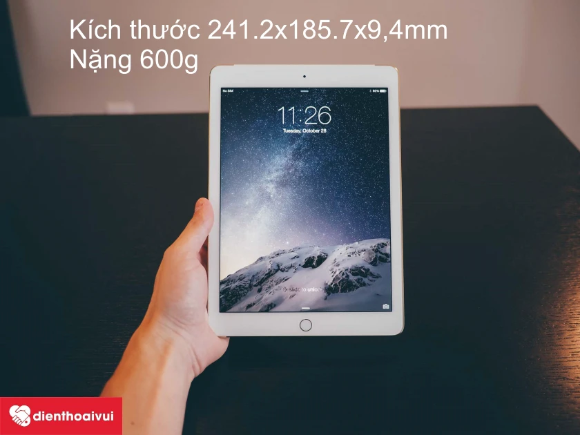 Thiết kế mặt lưng nguyên khối với kích thước 241.2x185.7x9,4mm, chỉ nặng 600g