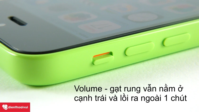 Bên cạnh trái iPhone 5C là nút tăng giảm âm lượng và gạt rung giúp tắt/bật chuông nhanh chóng, tiện lợi