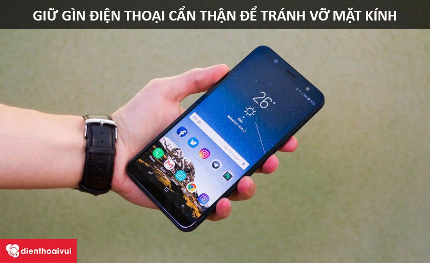 Giữ điện thoại cẩn thận