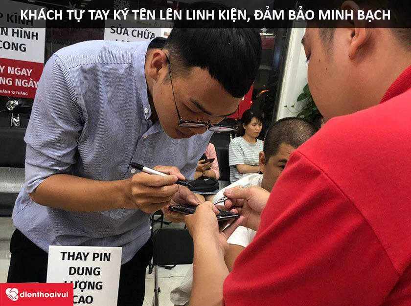 Khách hàng ký tên lên linh kiện