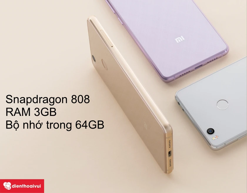 Mặt lưng của Xiaomi Mi 4S được làm bằng kính cường lực cùng họa tiết phay xước giả kim loại