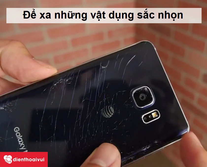 Vỏ Samsung Galaxy Note 5 bị vỡ do rơi vỡ và trầy xước do để chung với vật sắc nhọn