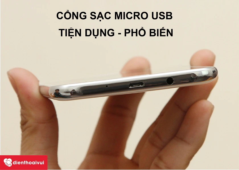 Samsung Galaxy J7 2015 – Cổng sạc Micro USB tiện dụng, phổ biến và dễ dàng
