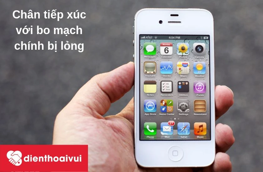 Chân tiếp xúc iPhone 4S với bo mạch chính bị lỏng