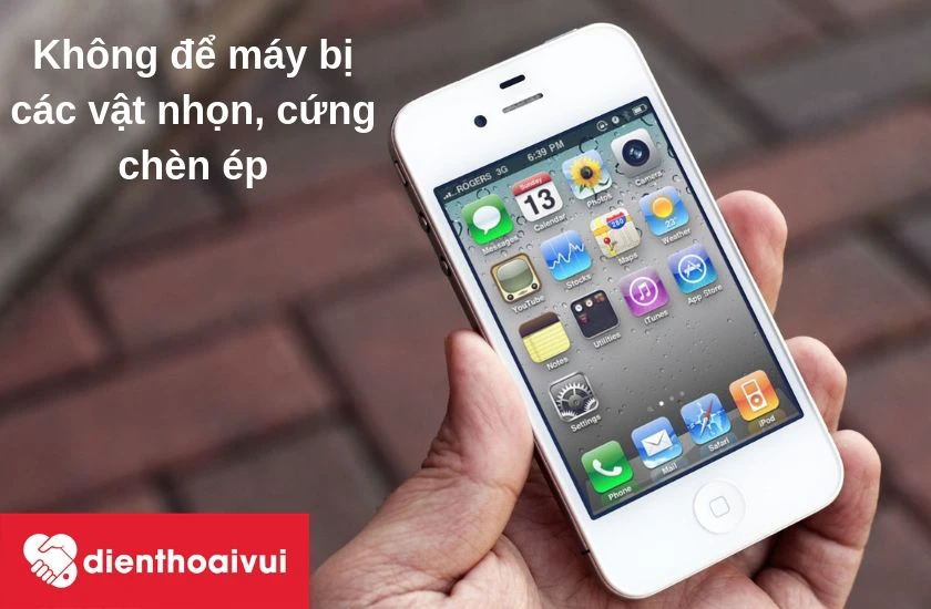 Không để máy bị các vật nhọn, cứng chèn ép gây nứt camera trước của điện thoại