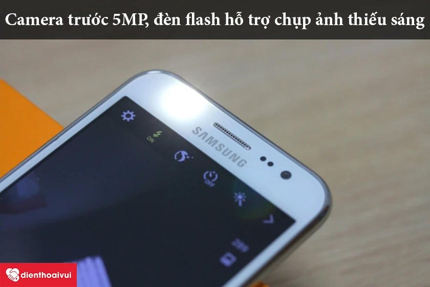 Samsung Galaxy J5 2015 – Camera trước 5MP, đèn flash hỗ trợ chụp ảnh thiếu sáng