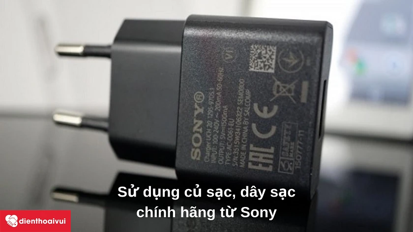 dụng cáp sạc chính hãng của điện thoại, cụ thể là cáp sạc của Sony