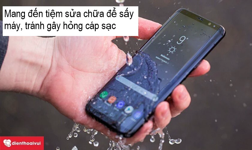 Làm gì khi cáp sạc của máy Samsung bị ngấm nước?
