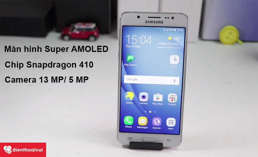 Màn hình của Galaxy J5 2016 có kích thước 5.2 inch sử dụng tấm nền Super AMOLED 