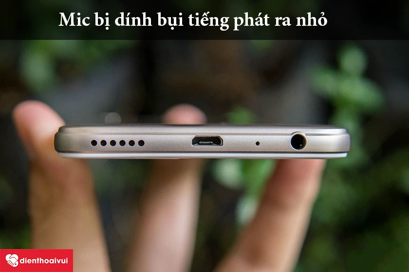 Mic dính bụi phát ra tiếng nhỏ