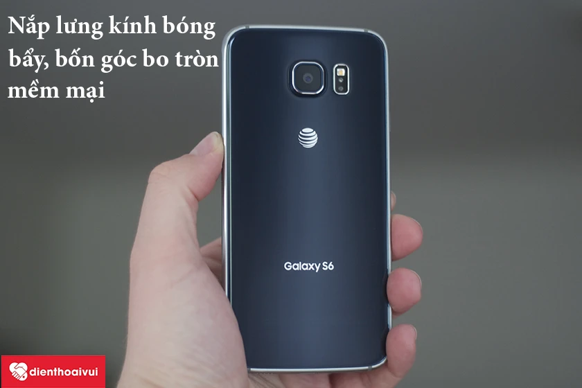 Samsung Galaxy S6 – Nắp lưng kính bóng bẩy, bốn góc bo tròn mềm mại