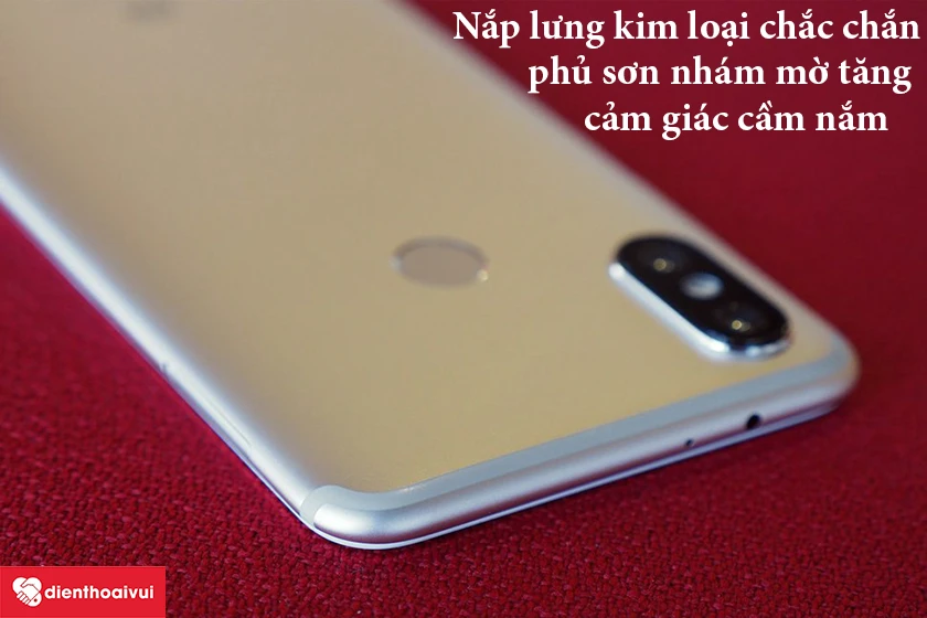 Xiaomi Mi A2 – Nắp lưng kim loại chắc chắn, phủ sơn nhám mờ tăng cảm giác cầm nắm