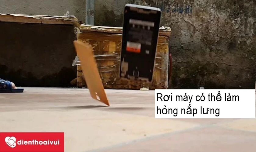 Rơi máy có thể làm hỏng nắp lưng