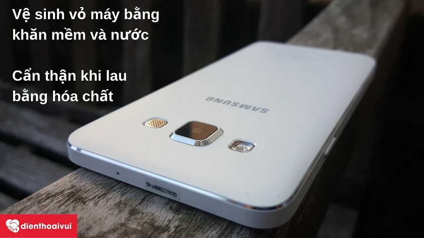 Cách vệ sinh phần vỏ cho điện thoại Samsung Galaxy A3 2015