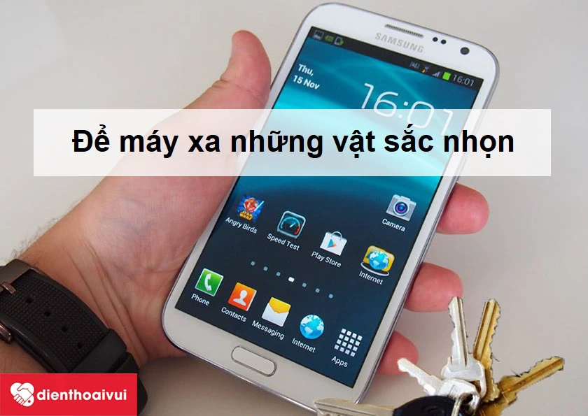 Vỏ Samsung Galaxy Note 2 trầy xước do để chung với những vật sắc nhọn