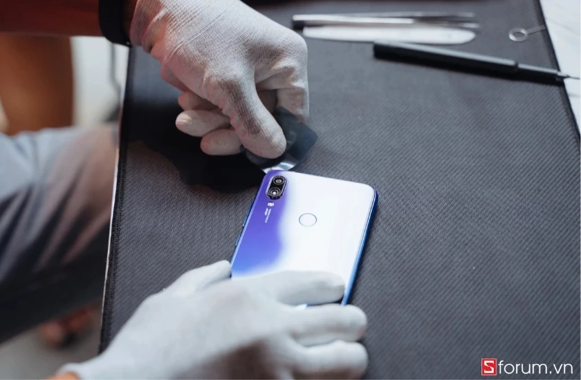 miếng nhựa mỏng sẽ được đưa vào khe hở giữa khung viền và mặt lưng để tách hoàn toàn mặt lưng Xiaomi Redmi Note 7