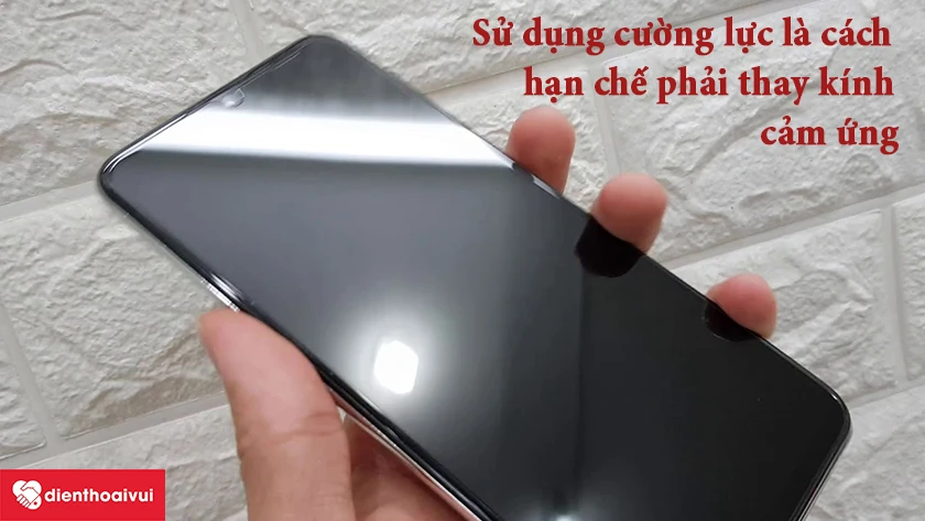 Sử dụng kính cường lực để bảo vệ mặt kính