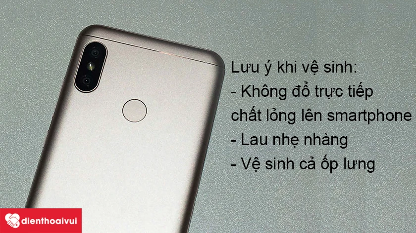 Khi vệ sinh nắp lưng Xiaomi Mi A2 Lite cần lưu ý điều gì?