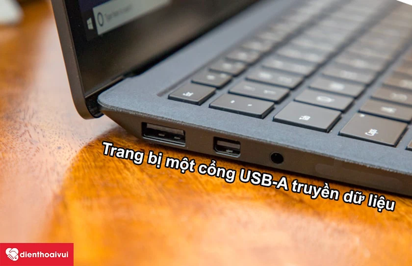 Surface Laptop 2 - Trang bị một cổng USB-A truyền dữ liệu