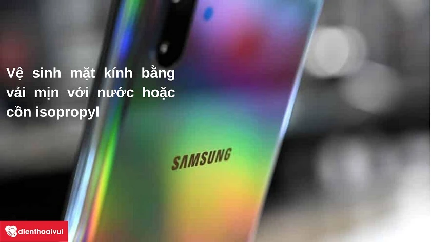 Cách lau mặt lưng kính đúng cách cho Samsung Galaxy S20 Plus