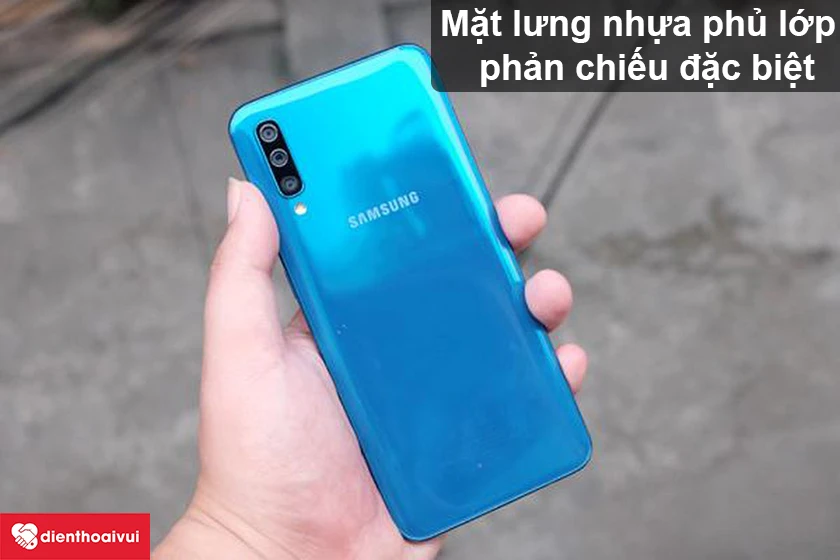 Samsung Galaxy A50 – Mặt lưng nhựa phủ lớp phản chiếu đặc biệt