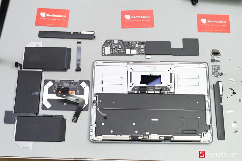 Mổ bụng Apple Macbook Air M1 – Thiết kế không quạt, dễ tháo lắp hơn iPhone 12 Series