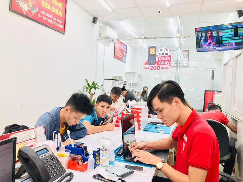 Thay main mainboard Macbook Pro 13 inch 2018 chính hãng, giá rẻ tại Điện Thoại Vui