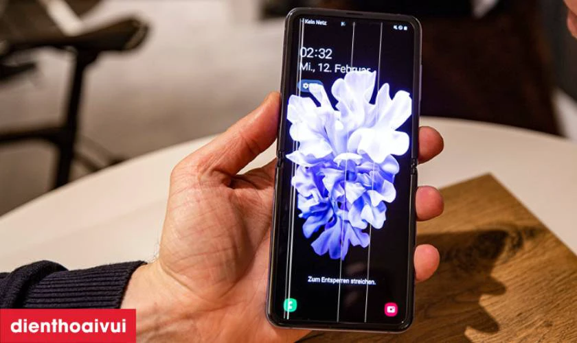 biểu hiện màn hình samsung z flip bị hư hỏng cần thay mới 