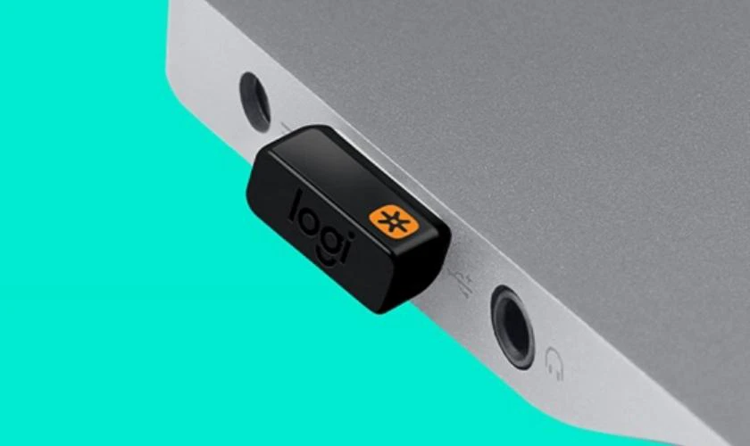 Cắm đầu USB Unifying Receiver vào laptop để kết nối chuột không dây với laptop