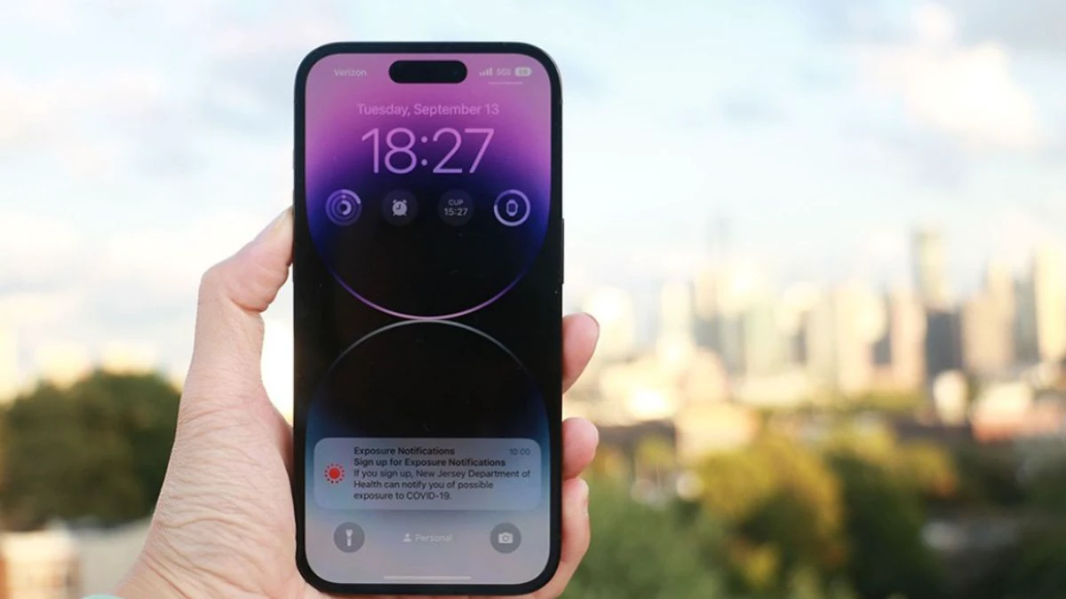 Độ sáng màn hình trên bản Plus của iPhone 15 tốt hơn