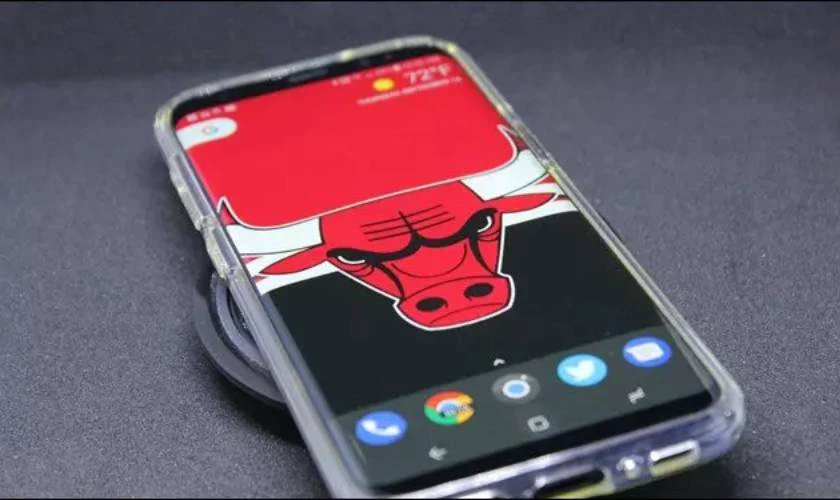 iPhone 11 có sạc không dây khi đang đeo ốp lưng không