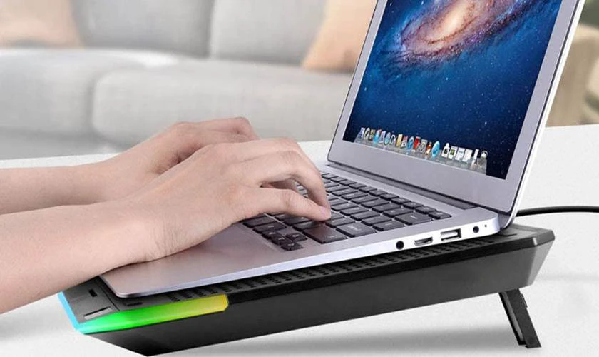 Sử dụng quạt tản nhiệt để giảm chậm laptop sau một thời gian sử dụng
