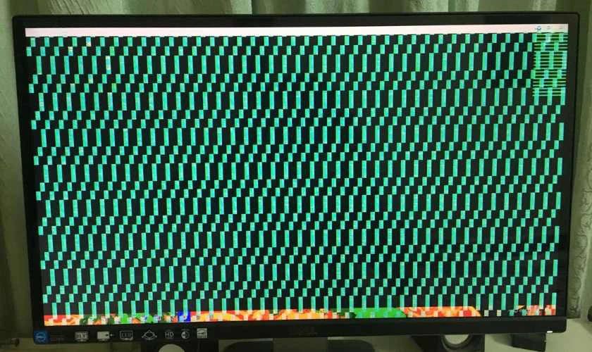 Màn hình máy tính xuất hiện những ô vuông màu xanh 