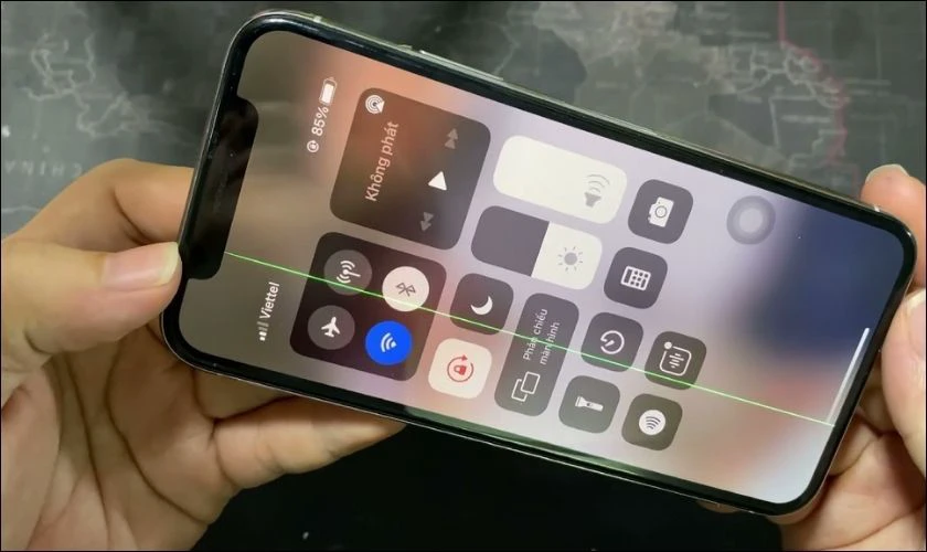 Màn hình iPhone xuất hiện các đường kẻ sọc