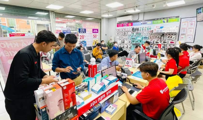 Mua trực tiếp tại cửa h&agrave;ng Điện Thoại Vui