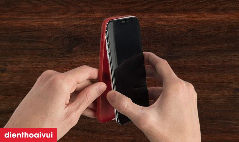 Th&aacute;o gỡ ốp lưng để hạn chế hư pin điện thoại Samsung