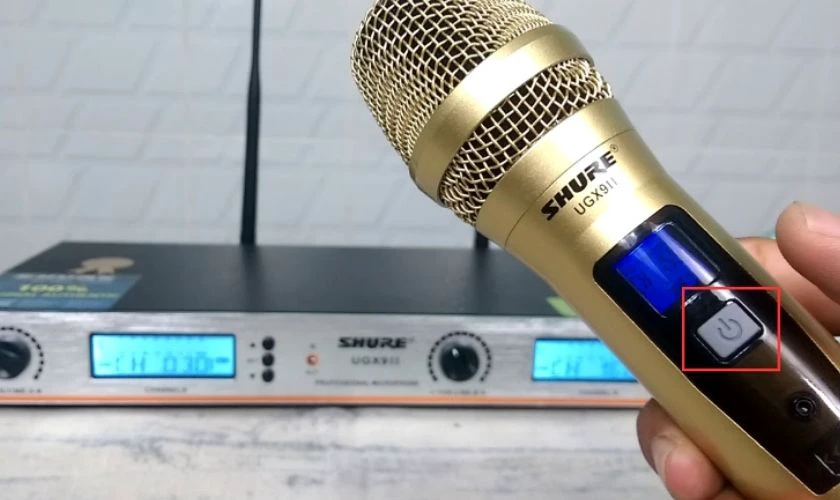 Ấn v&agrave; giữ n&uacute;t nguồn ở giữa mic