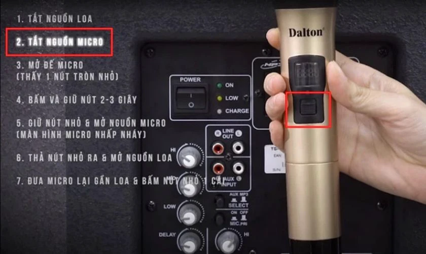 Gạt n&uacute;t nguồn tr&ecirc;n micro kh&ocirc;ng d&acirc;y để tắt thiết bị