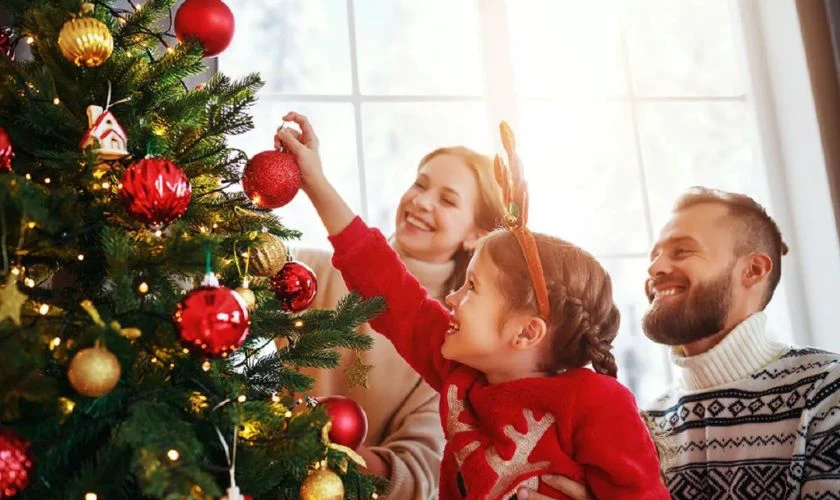 Trang tr&iacute; c&acirc;y th&ocirc;ng Noel