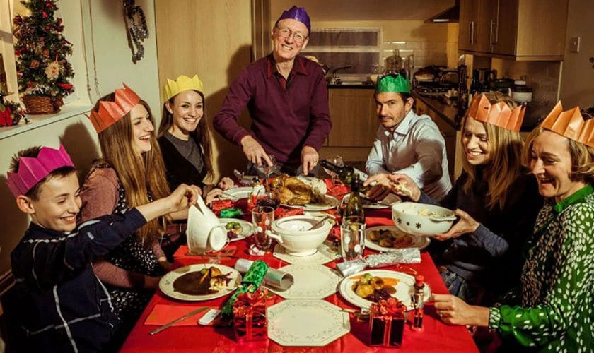 Tổ chức c&aacute;c bữa tiệc Noel ng&agrave;y 24 hay 25