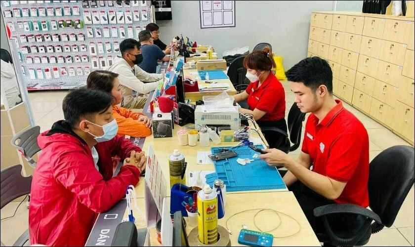 Thay m&agrave;n h&igrave;nh iPhone 14 Plus gi&aacute; rẻ, ch&iacute;nh h&atilde;ng, uy t&iacute;n tại TP.HCM v&agrave; H&agrave; Nội