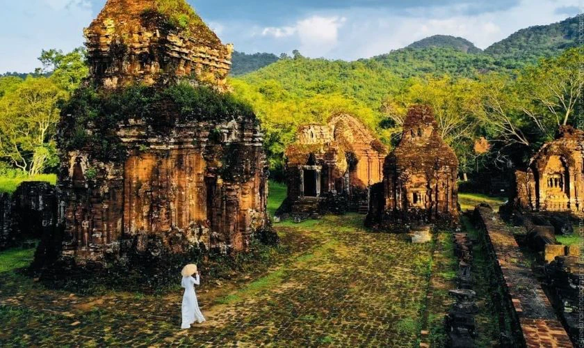 Thánh địa Mỹ Sơn nằm sâu trong thung lũng, bao quanh bởi núi non