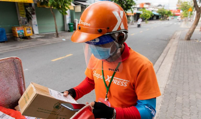 30/4 shipper có làm việc không: Lịch làm việc của Shopee Express