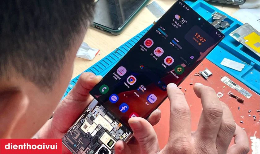 Tiến hành thay pin Samsung quận 10