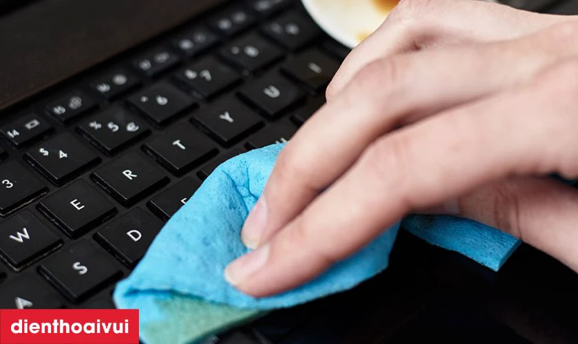 Vệ sinh laptop bị d&iacute;nh nước