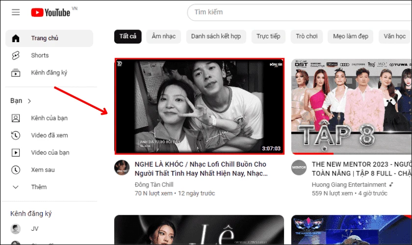 T&igrave;m v&agrave; chọn video m&agrave; bạn muốn xem tr&ecirc;n trang ch&iacute;nh của YouTube