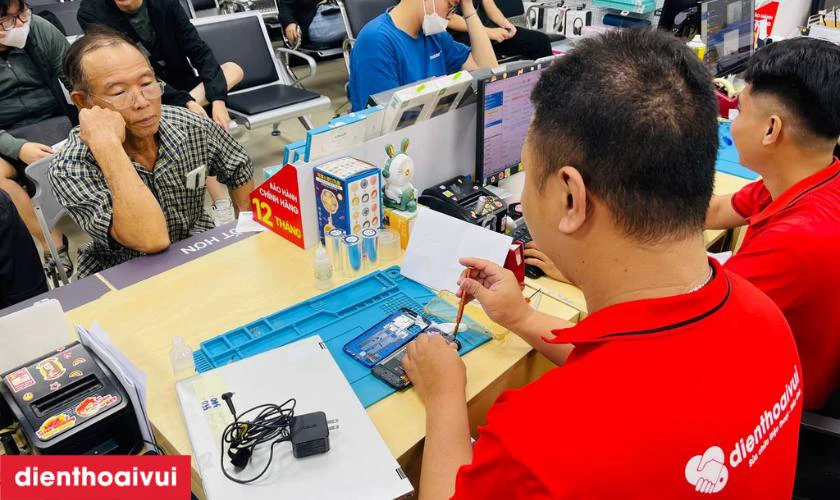 Thay m&agrave;n h&igrave;nh điện thoại Samsung uy t&iacute;n, lấy ngay tại Điện Thoại Vui