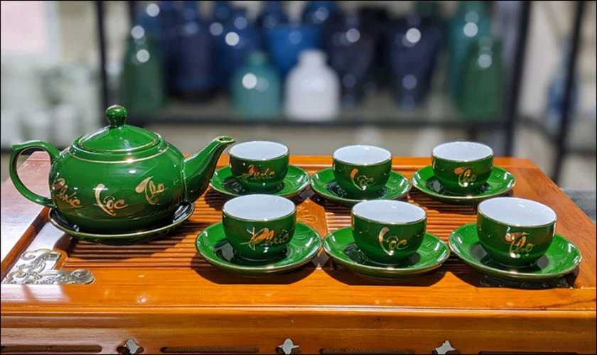 Tặng bộ ấm tr&agrave; cho gi&aacute;o vi&ecirc;n chủ nhiệm về hưu