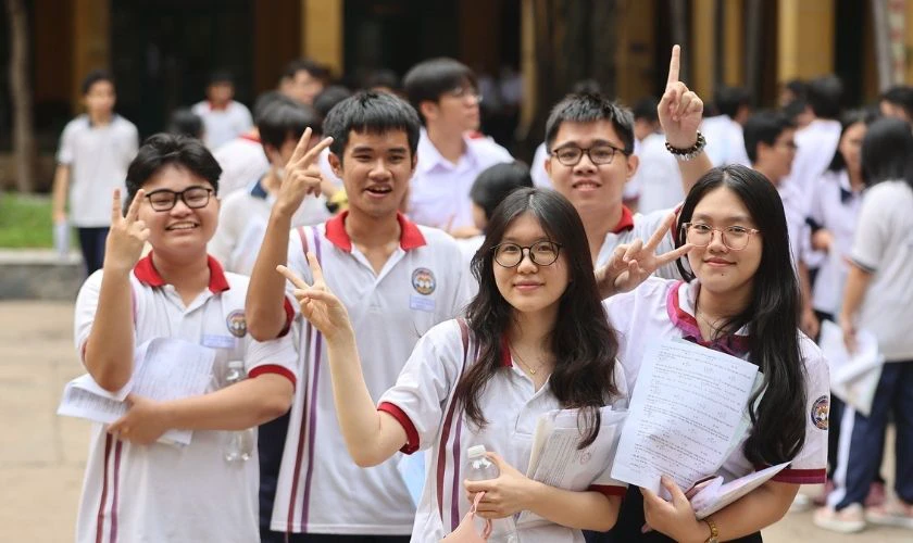 Có đủ điều kiện học lực, rèn luyện, hồ sơ xét tốt nghiệp