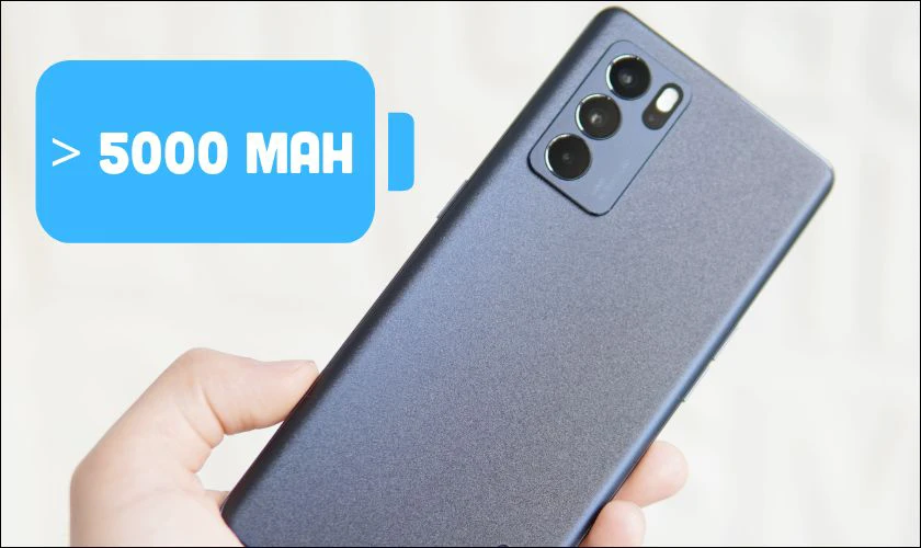 Dung lượng pin lớn luôn là điểm cộng, đặc biệt khi bạn sử dụng điện thoại cả ngày